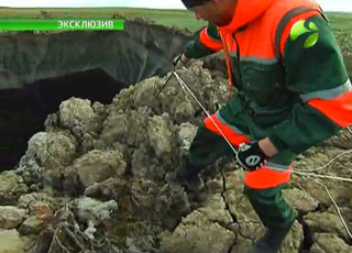 Illustration for article titled New video of mysterious giant Siberian hole filmed by investigation team